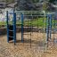 Struttura da parco giochi in acciaio per arrampicarsi chiamata Orca in un contesto di parco.