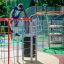 Bambino che si arrampica sulle attrezzature da parco giochi Orca steel structure.