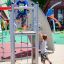 Bambini che giocano in un parco giochi Orca steel structure.