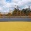 Campo sportivo all'aperto con recinzioni e canestro da basket, prodotto Maracana.