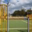 Parco giochi Maracana con recinzione metallica gialla e campo centrale aperto.