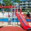 Bambini che giocano sulle attrezzature da parco giochi Sword fish steel structure