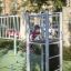Bambino che gioca sulla struttura per arrampicata Sword fish steel structure nel parco giochi.