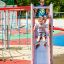 Bambini che giocano sullo scivolo Sword fish steel structure in un parco giochi.