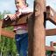 Ragazza che gioca su Stranda wooden playhouse.