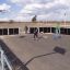 Campo sportivo all'aperto con bambini che giocano a hockey in linea, con Anfield Road multifunzionale spo