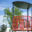 Referee Seat con corrimano rossi in un parco giochi all'aperto