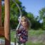 Struttura da arrampicata del parco giochi Alv con un bambino che gioca all'aperto