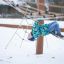 Bambino che gioca sulla struttura da arrampicata Alv nella neve.