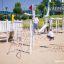 Bambini che giocano sulle attrezzature da parco giochi Alv in un parco.