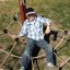 Bambino che si diverte sul climber a rete di corde del parco giochi Alv all'aperto.