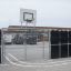 Allestimento da esterno Goal con canestro da basket in un parco giochi scolastico.