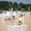 Nature Ship Sandbox, wooden playhouse in un parco giochi soleggiato con bambini che giocano