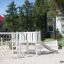 Area giochi in legno con una Nature Ship Sandbox e uno scivolo.
