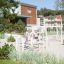 Nature Ship Sandbox, wooden playhouse in un contesto di parco giochi con bambini che giocano.