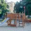 Nature Ship Sandbox, wooden playhouse con scivolo e struttura da arrampicata in un parco giochi.