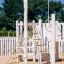 Nature Ship Sandbox, wooden playhouse con corde da arrampicata e una bandiera rossa.