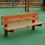 Larchwood Bench in un parco giochi con strutture da arrampicata sullo sfondo