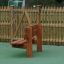 Larchwood Bench in un parco con una recinzione in legno sullo sfondo