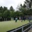 Bambini che giocano a calcio su Stamford Bridge campo sportivo multifunzionale con canestri da basket.