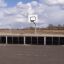 Barriera sportiva all'aperto con un canestro da basket di Stamford Bridge.