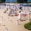 Bambini che giocano sull'attrezzatura da parco giochi all'aperto Alstad.