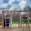 Attrezzatura da parco giochi per bambini di Alstad in un'area residenziale con strutture per arrampicarsi e scala.