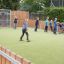 Bambini che giocano in un mini campo da calcio Goal.