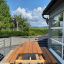 Larchwood Table & Bench su una terrazza soleggiata