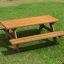 Larchwood Table & Bench posizionato sull'erba verde