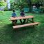 Larchwood Table & Bench in un contesto di giardino con due persone sedute.