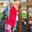 Bambina che gioca su un palo da arrampicata in un parco giochi su una struttura da gioco all'aperto Bergila.
