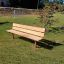 Bench, Steel Contruction con seduta e schienale in legno in un'area giochi erbosa.