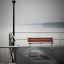 Bench, Steel Construction su un molo sul lago.