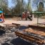 Tavolo in costruzione in acciaio in un parco giochi per bambini con panche e strutture da gioco sullo sfondo