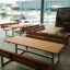 Set moderno Table & Bench realizzato in metallo e legno posizionato vicino ai moli.