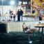 Table & Bench in un parco giochi di notte