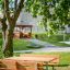 Set in legno Table & Bench sotto un albero in un parco.