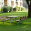 Table & Bench in un parco verde con alberi ed edifici sullo sfondo