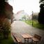Table & Bench seduta all'aperto su un sentiero lastricato in un tranquillo contesto cittadino