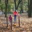 Bambini che giocano sulle attrezzature da gioco all'aperto Kentucky.