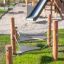 Ponte da gioco in legno Kentucky con catene in un parco.