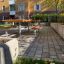 Set Table & Bench all'aperto in un cortile con pavimentazione in mattoni.