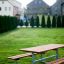 Set Table & Bench in un'area verde del parco con case sullo sfondo.