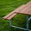 Set da esterno in legno Table & Bench su prato verde.