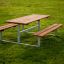 Set da esterno in legno Table & Bench su un campo erboso.
