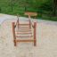 Dolomiti ponte di equilibrio in legno per parco giochi sopra la sabbia con panchine sullo sfondo