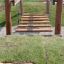 Ponte da gioco in legno per bambini di Dolomiti in un contesto di giardino.