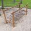 Dolomiti - struttura a ponte in legno per parco giochi in un parco.