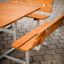 Set Table & Bench Quadro su superficie pavimentata.